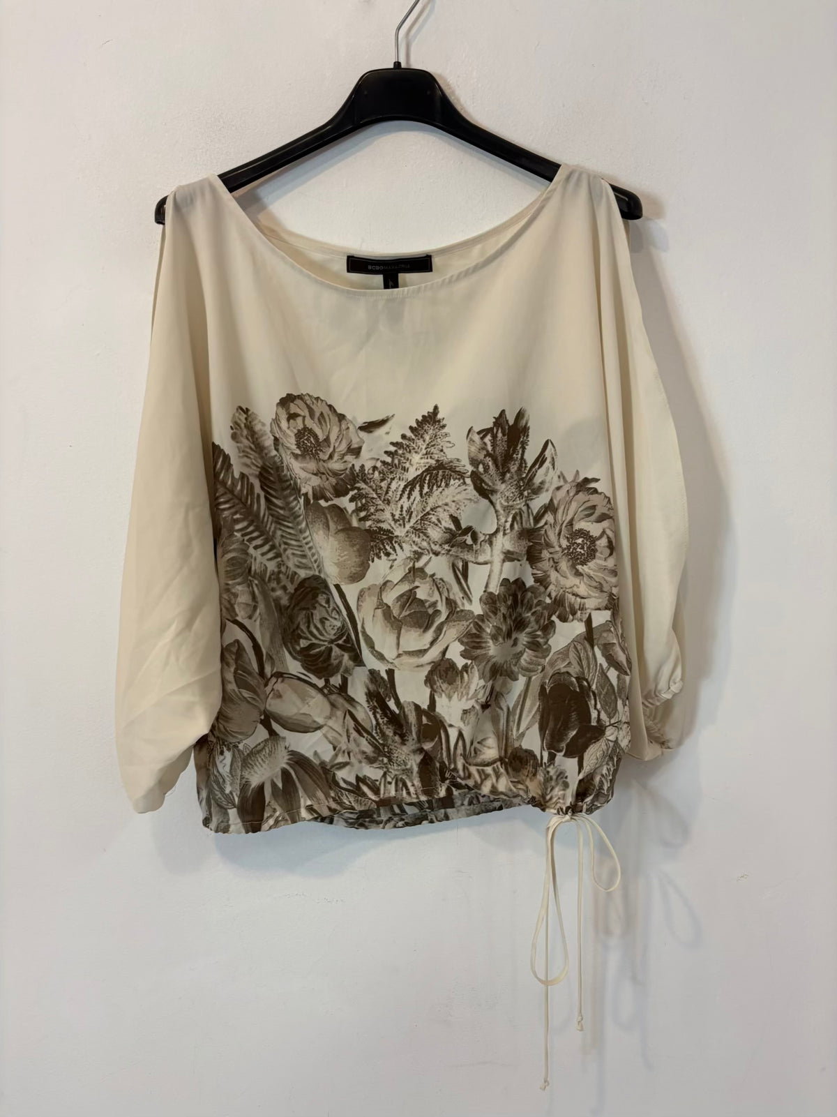 BCBG. Blusa estampado flores