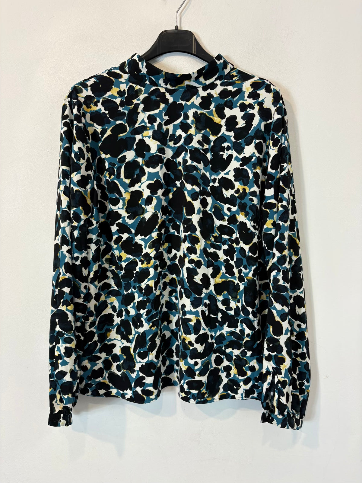 ZARA. Blusa estampada detalle cuello