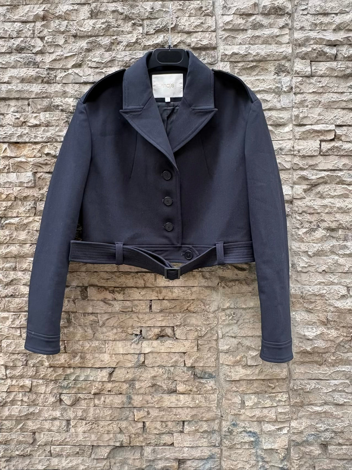 MAJE. Chaqueta negra cinturón