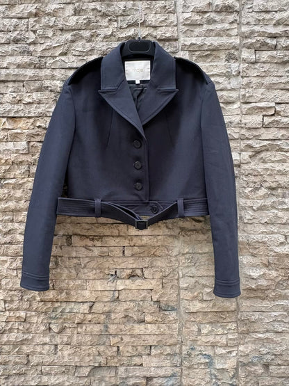 MAJE. Chaqueta negra cinturón