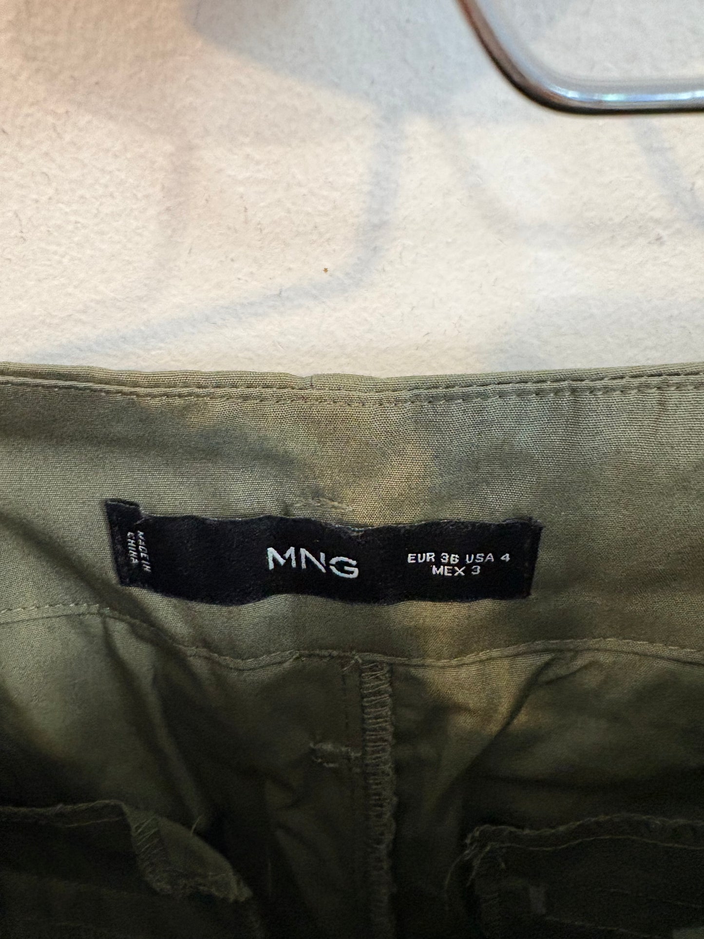 MANGO. Pantalón verde ancho