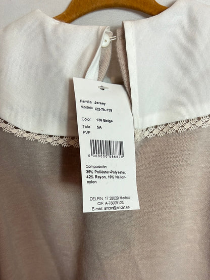 ANCAR. Beige knit sweater with ecru collar. Size 5 years.