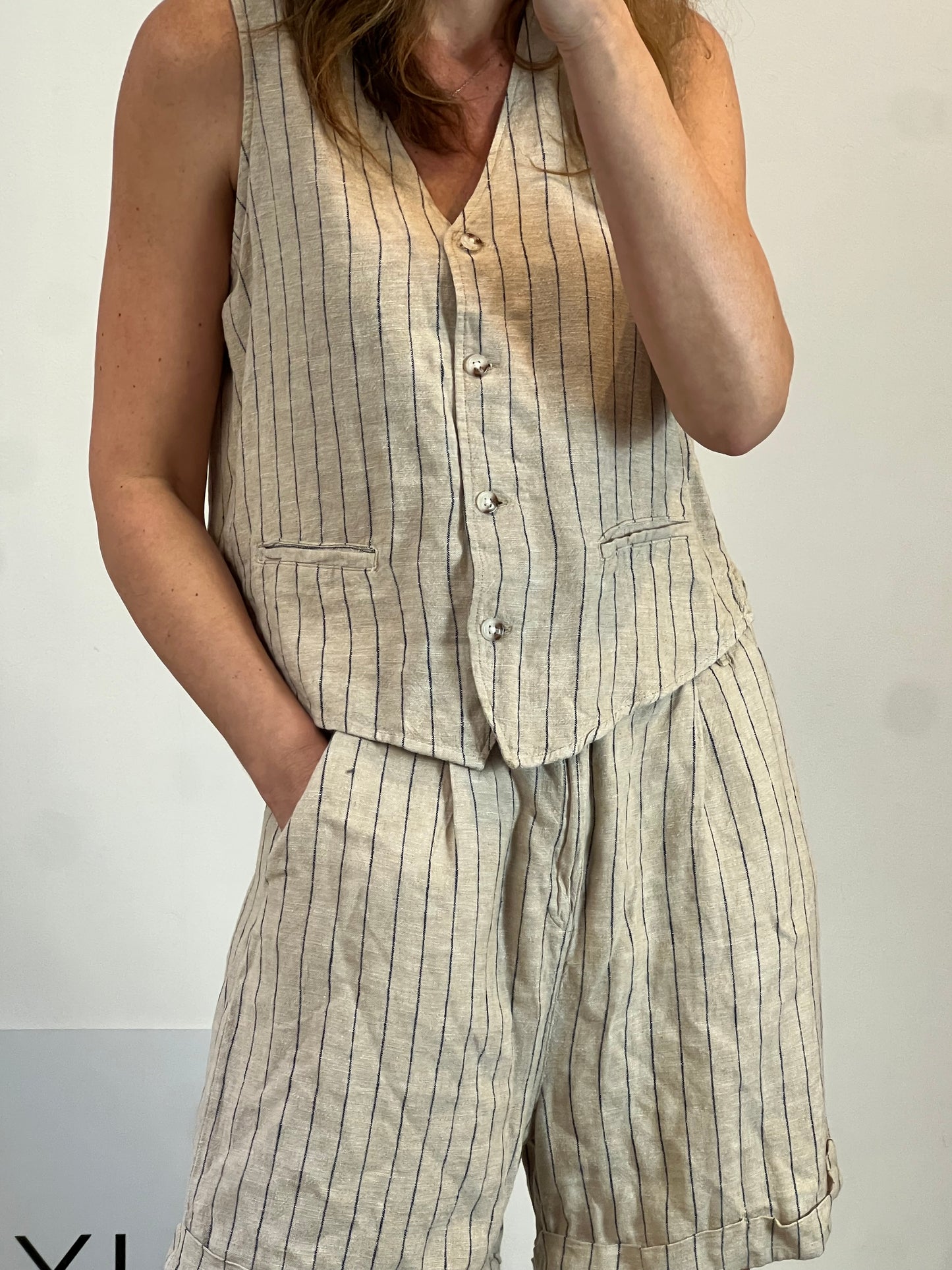 UNIT. Striped Bermuda shorts and vest set with linen. TM/L