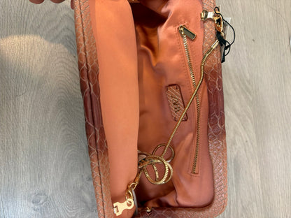 ZARA. Pouch de piel con relieve edición limitada
