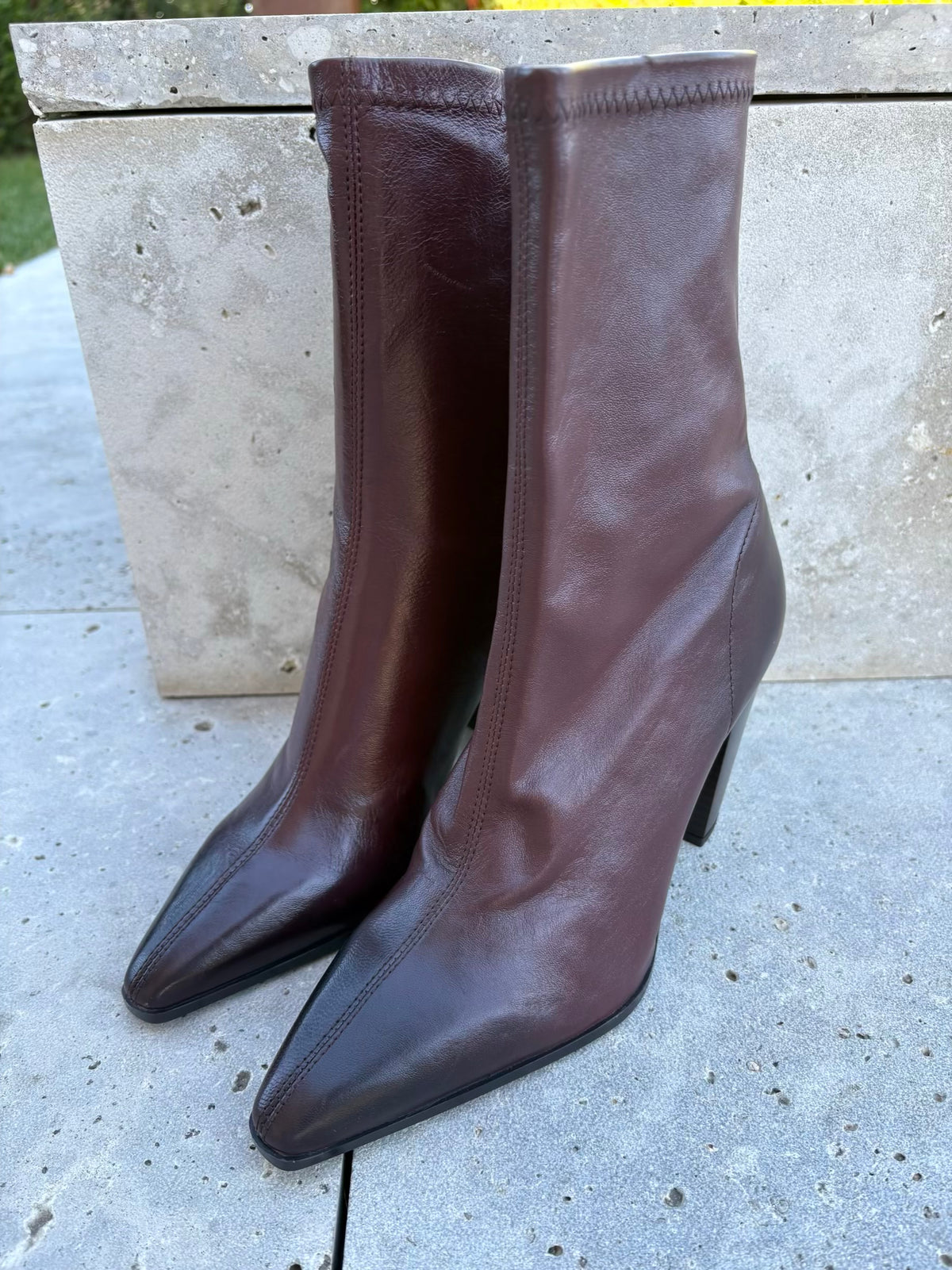 ZARA. Botones piel burdeos. T 39