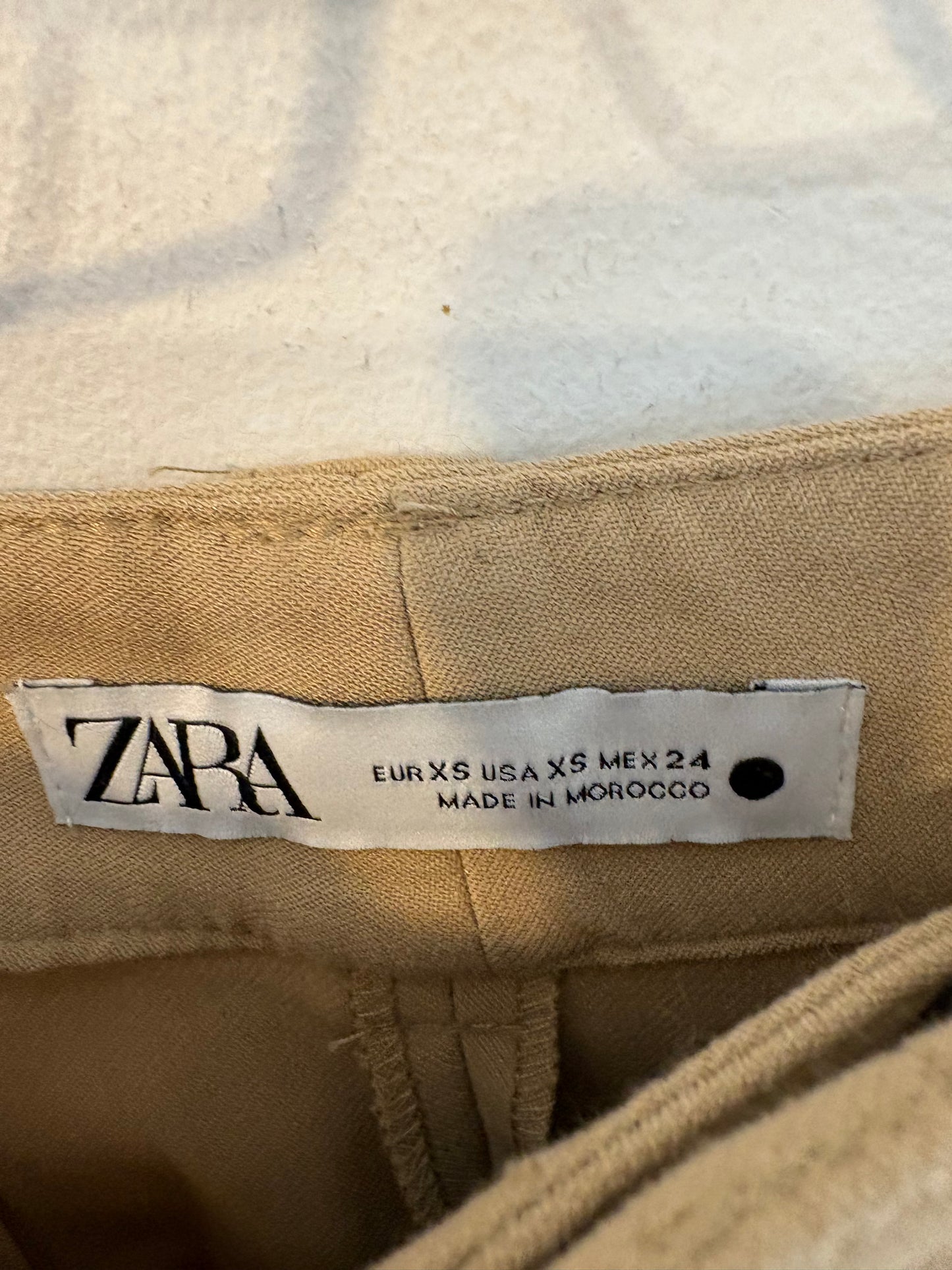 ZARA. Pantalón beige pinzas