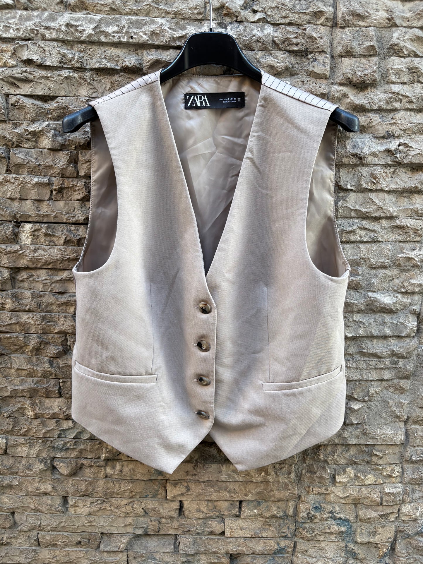 ZARA. Chaleco beige detalle espalda