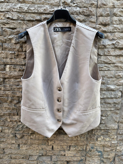 ZARA. Chaleco beige detalle espalda