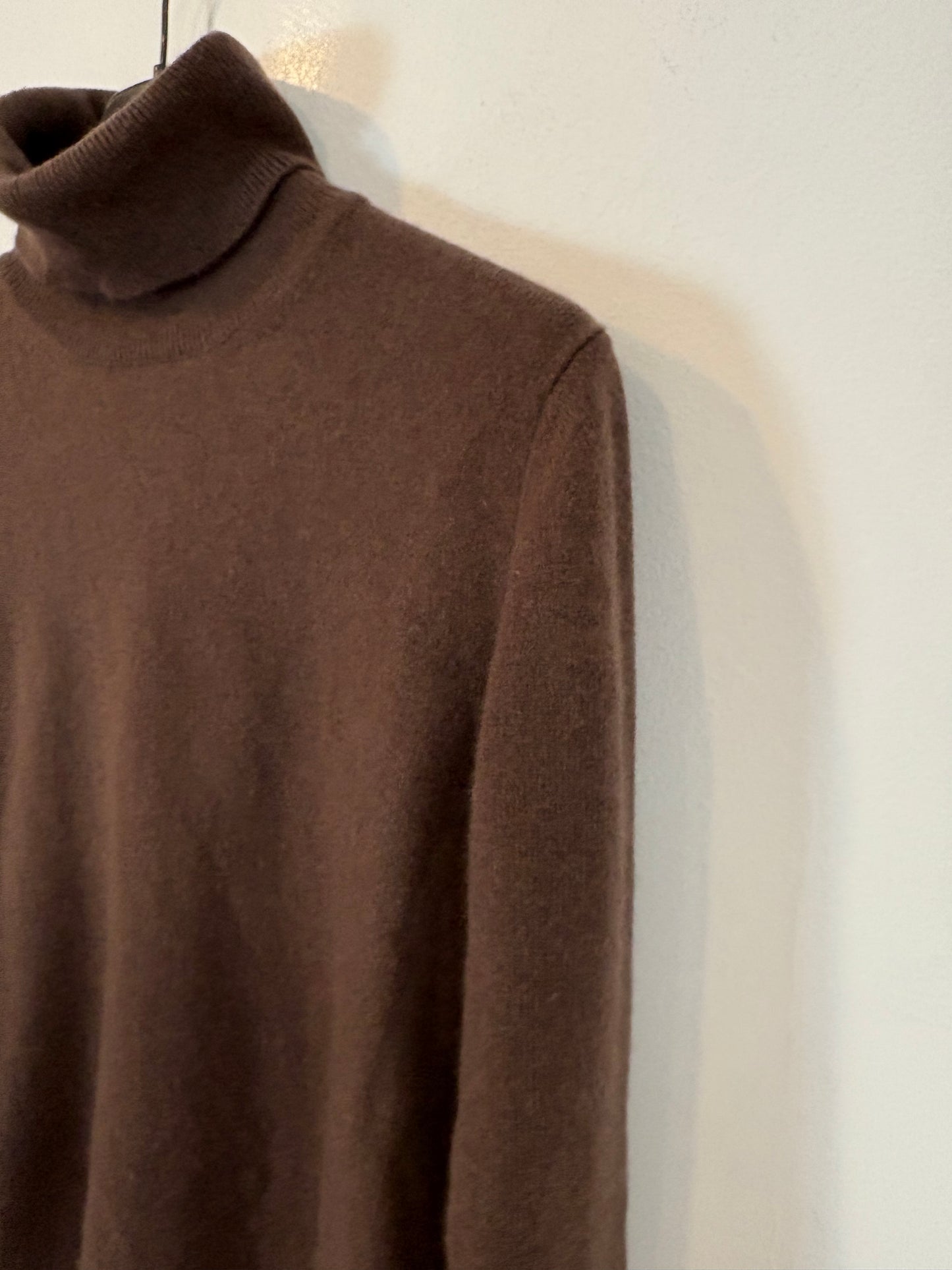 OTHERS. Brown cashmere turtleneck sweater. TS