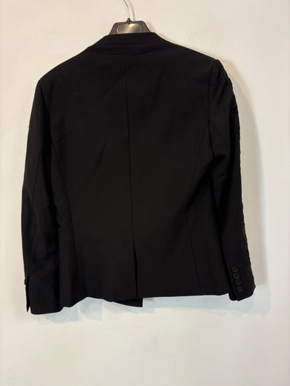 H&M. Conjunto chaqueta y pantalón negro detalles