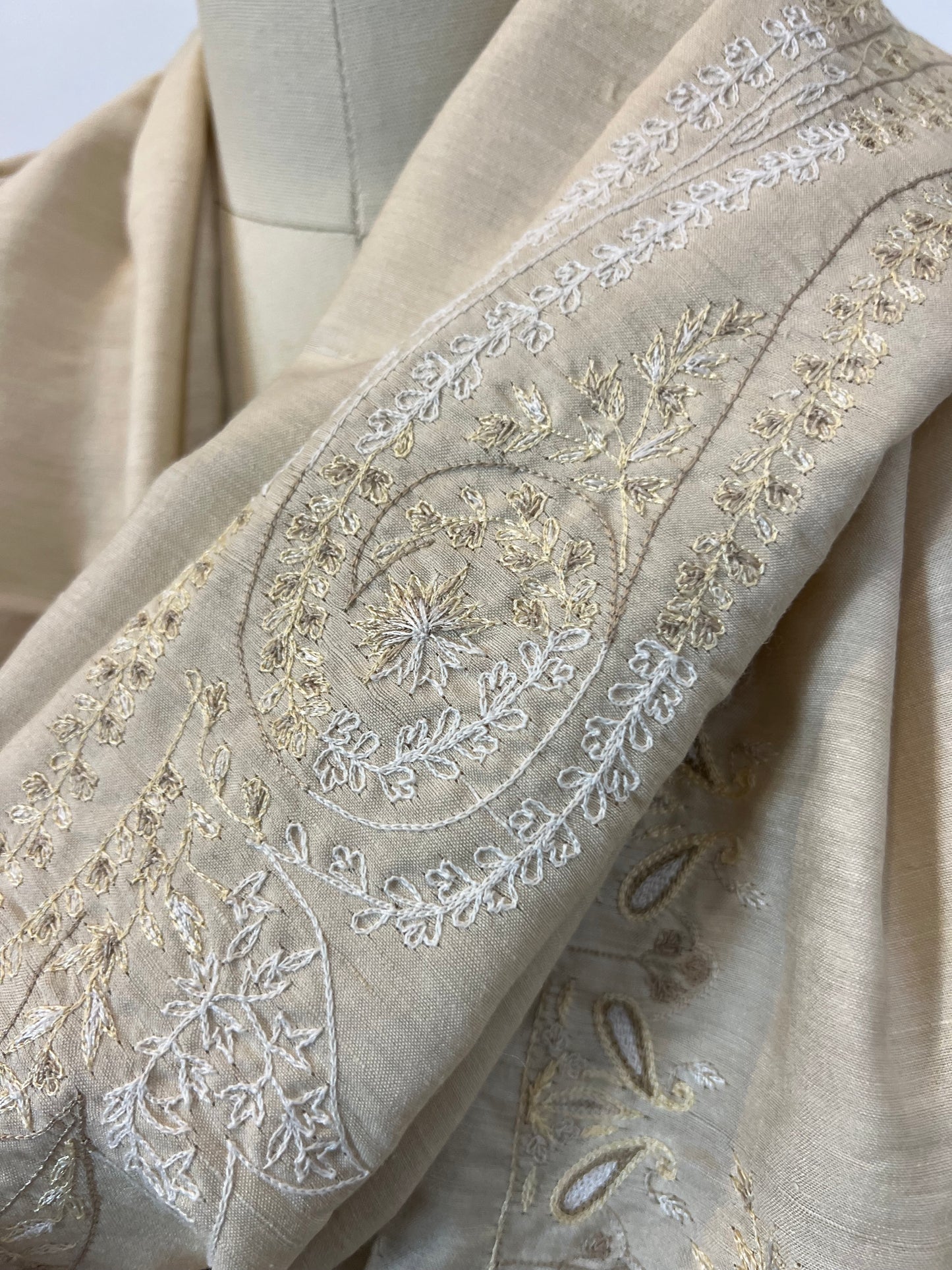 ETRO. Beige silk scarf with embroidery