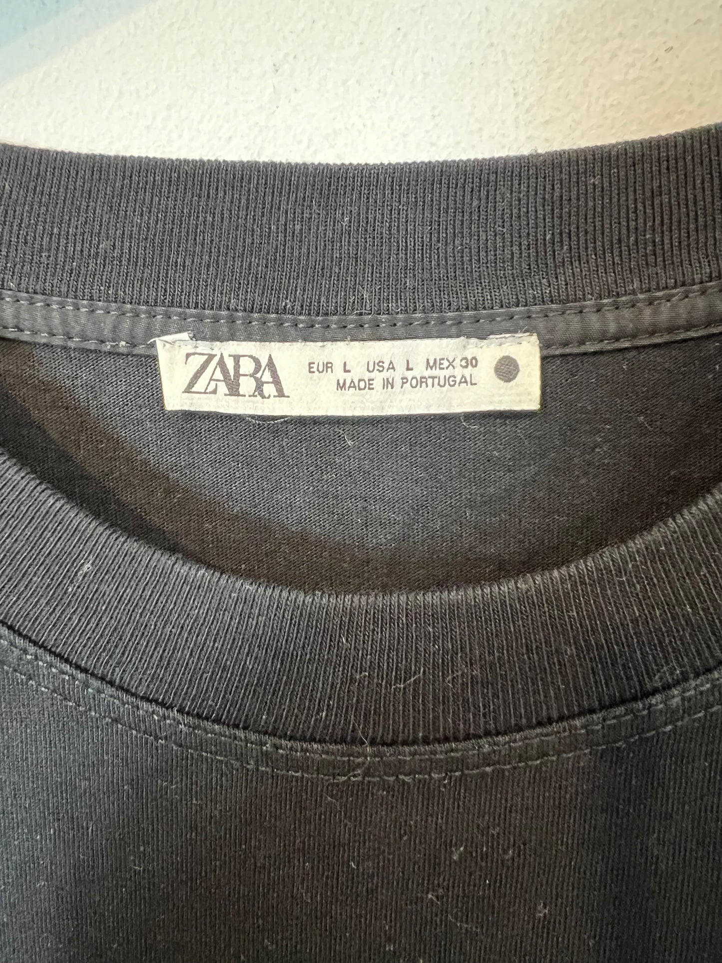 ZARA. Camiseta negra hombreras. T L