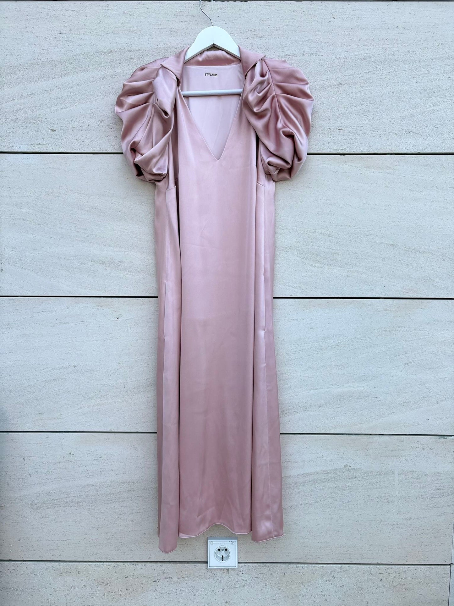 STYLAND. Vestido largo rosa satinado