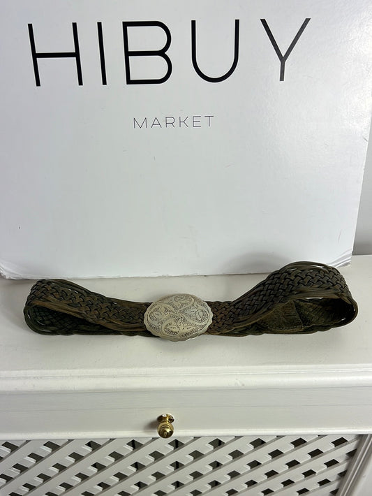 OTRAS. Cinturón piel verde trenzado