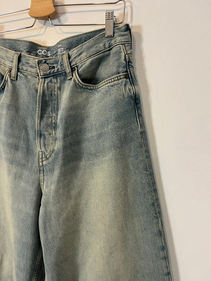 COS. Pantalón denim ancho claro
