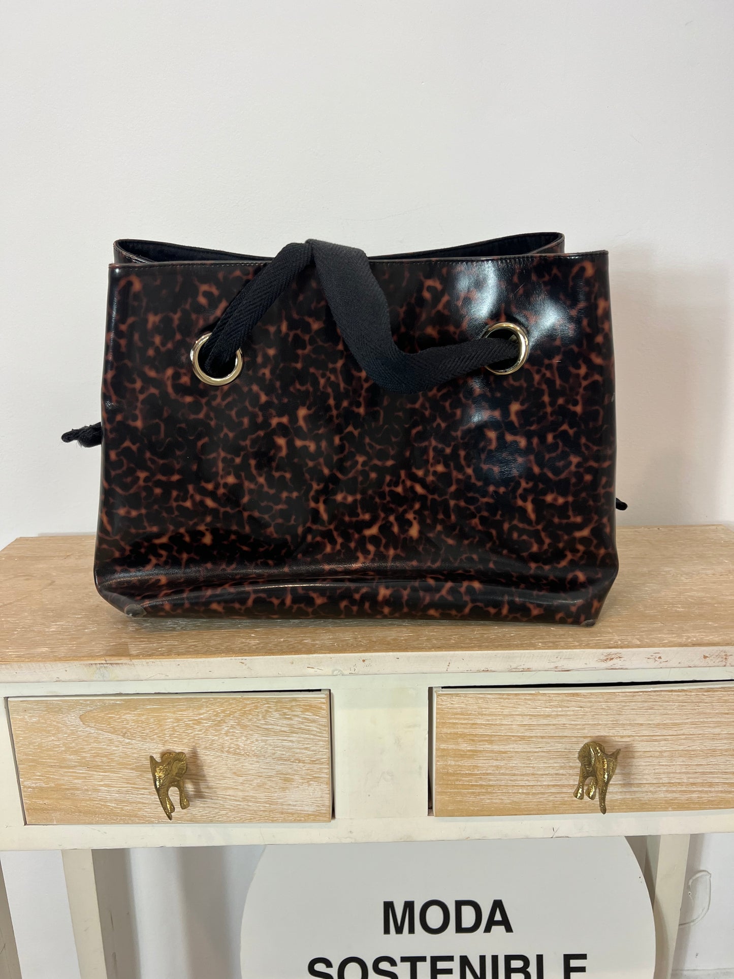 OTRAS. Bolso mediano efecto carey