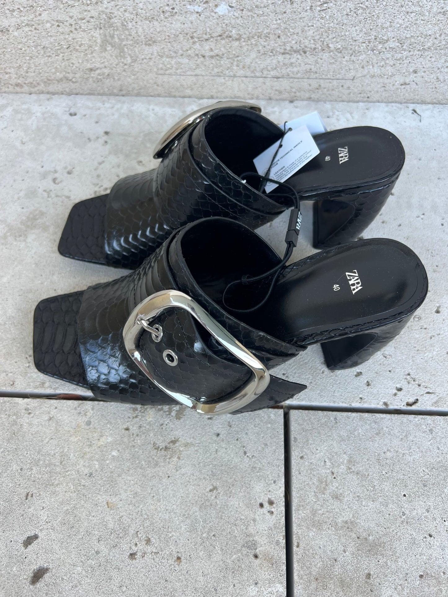 ZARA. Sandalias piel detalle tacón. T 40