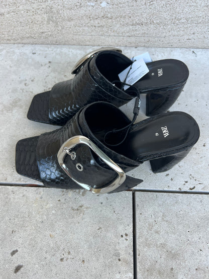 ZARA. Sandalias piel detalle tacón. T 40