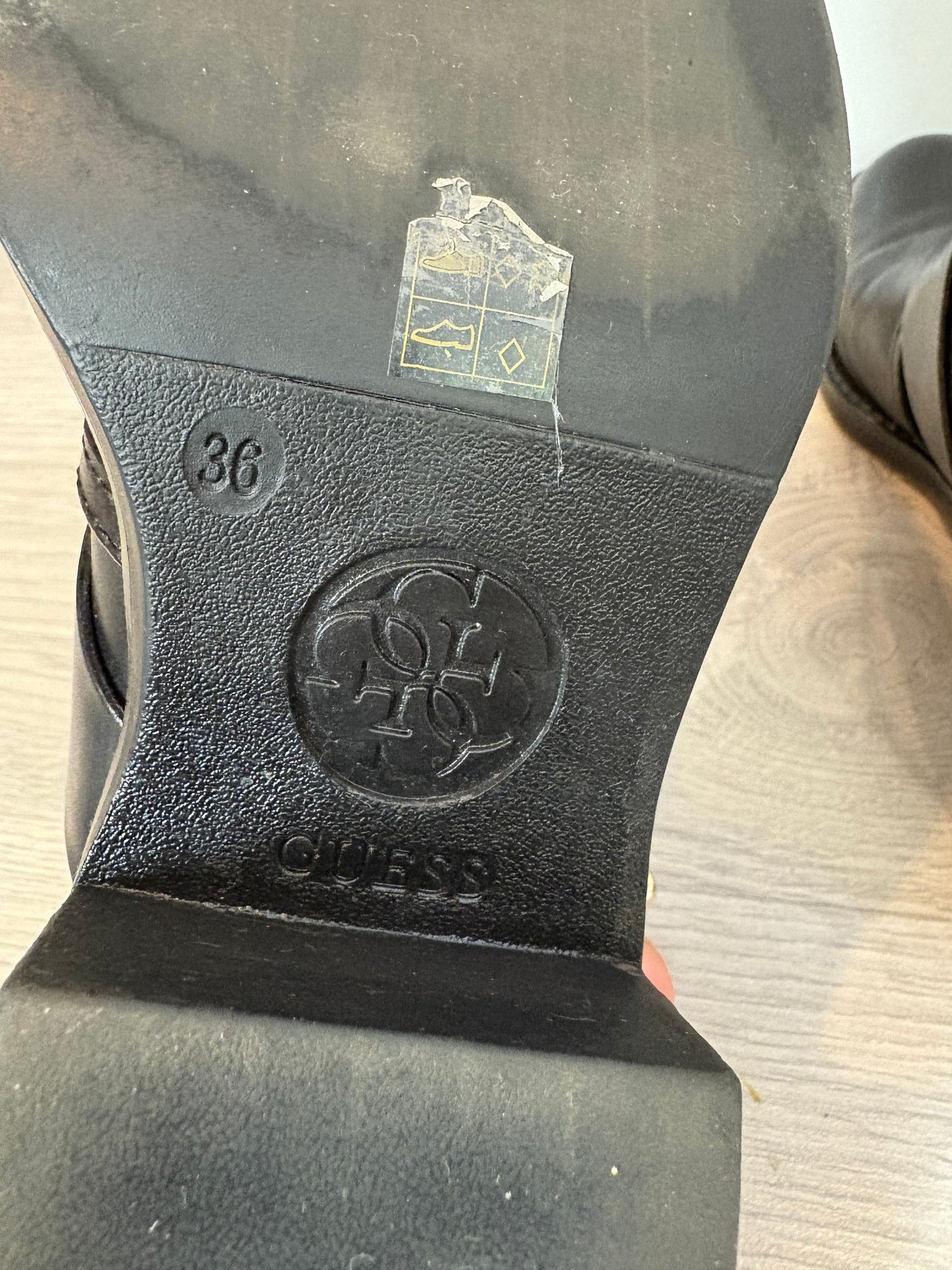 GUESS. Botines piel hebilla. T 36