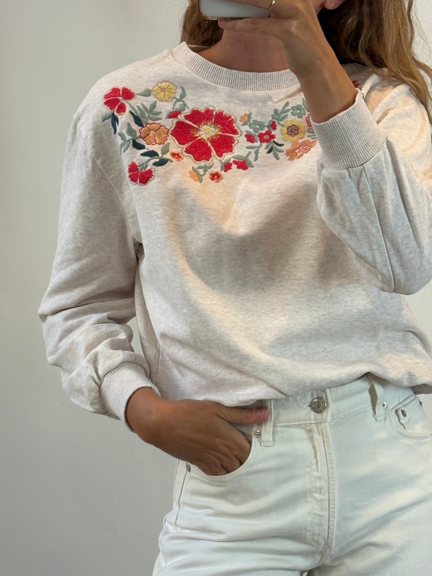 LOUISE MISHA. Sudadera beige bordados