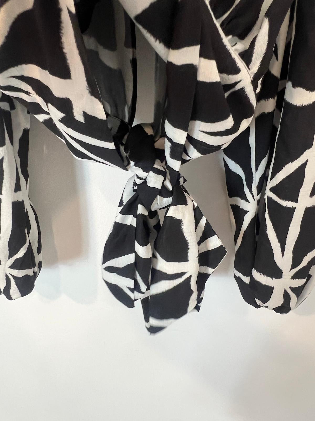 NTB. Blusa negra estampada aberturas