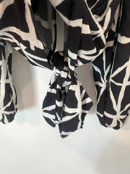 NTB. Blusa negra estampada aberturas