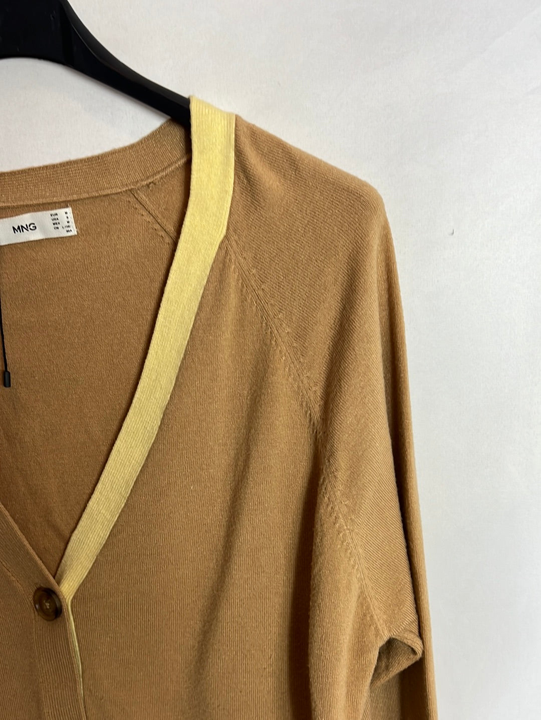 MANGO. Cárdigan beige detalles T.m