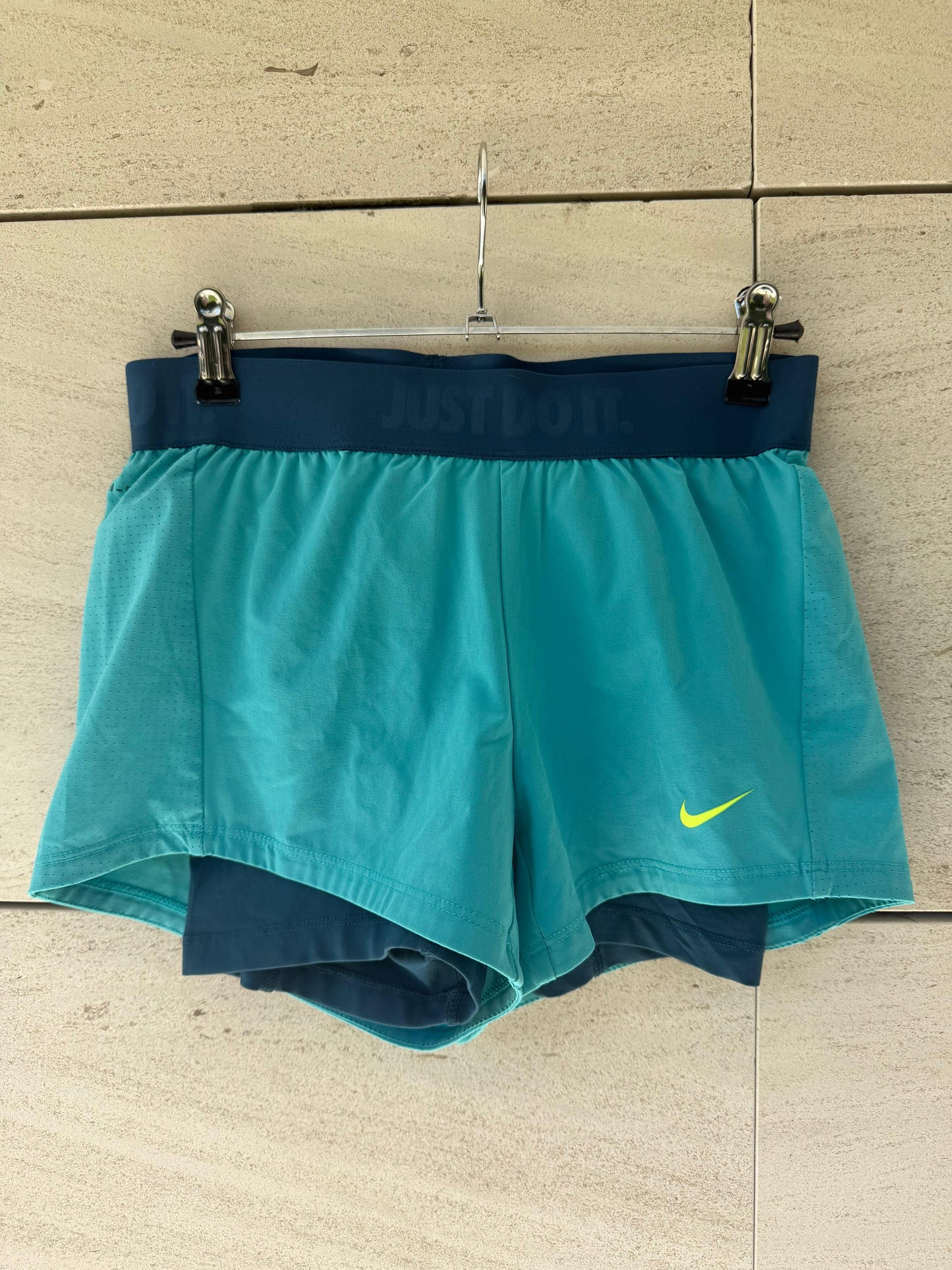 NIKE. Pantalón corto de running azul turquesa. T XS/S