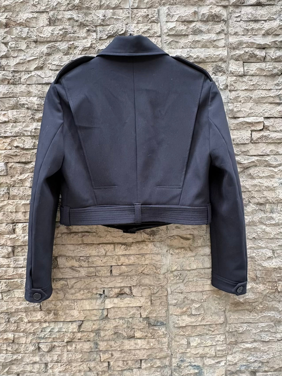 MAJE. Chaqueta negra cinturón