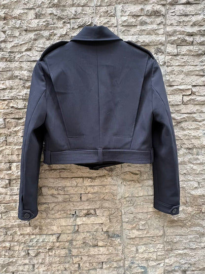 MAJE. Chaqueta negra cinturón