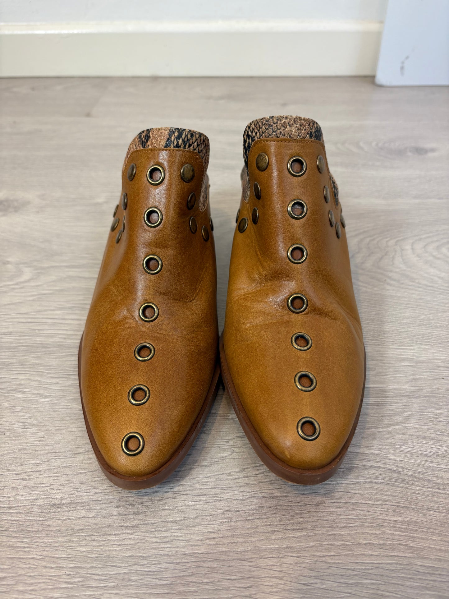 MICUIR. Zueco piel camel