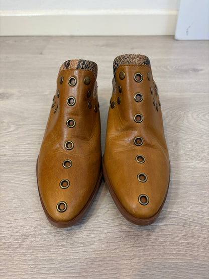 MICUIR. Zueco piel camel