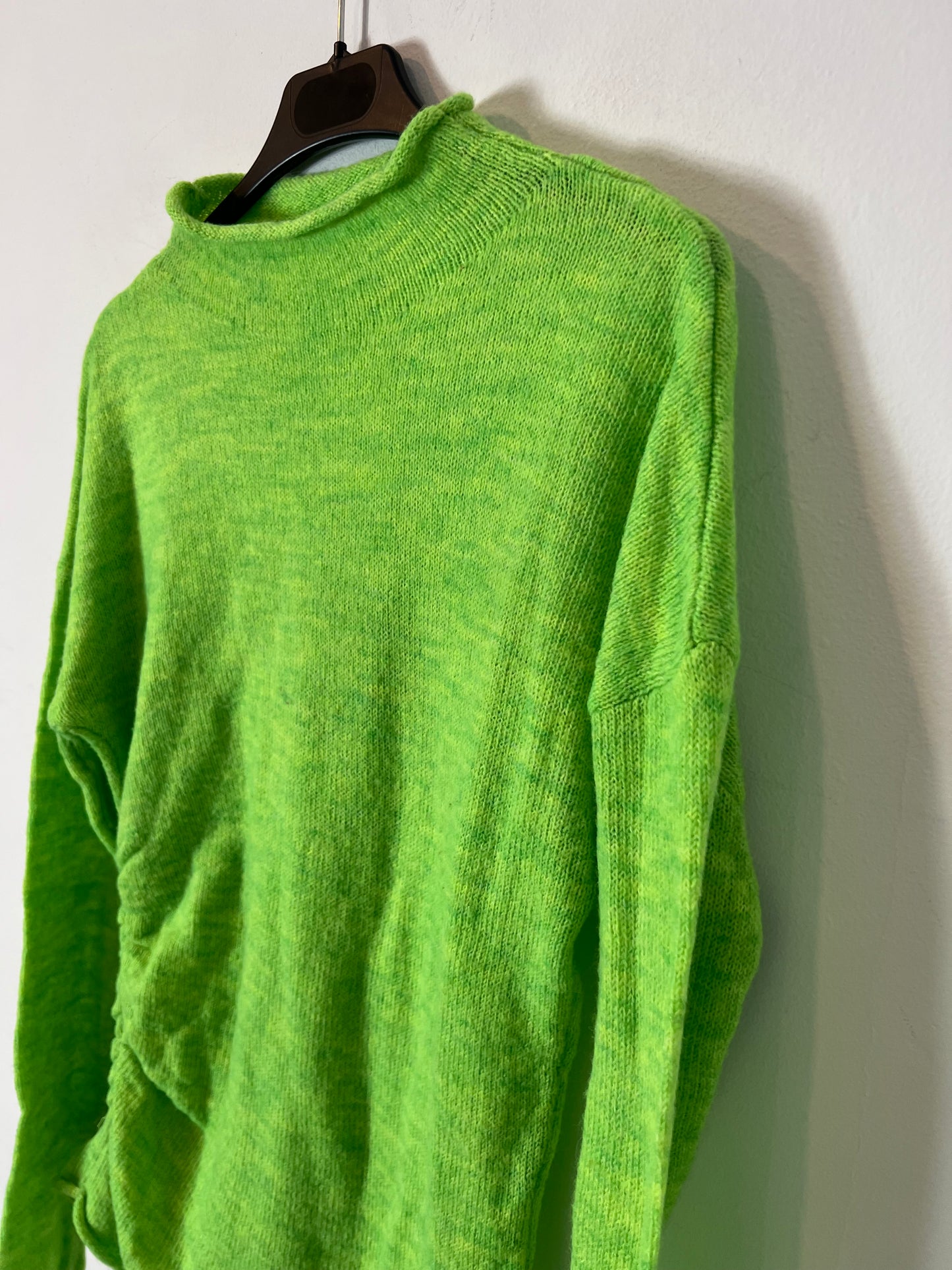 OTRAS. Jersey verde flúor detalle fruncido. T S