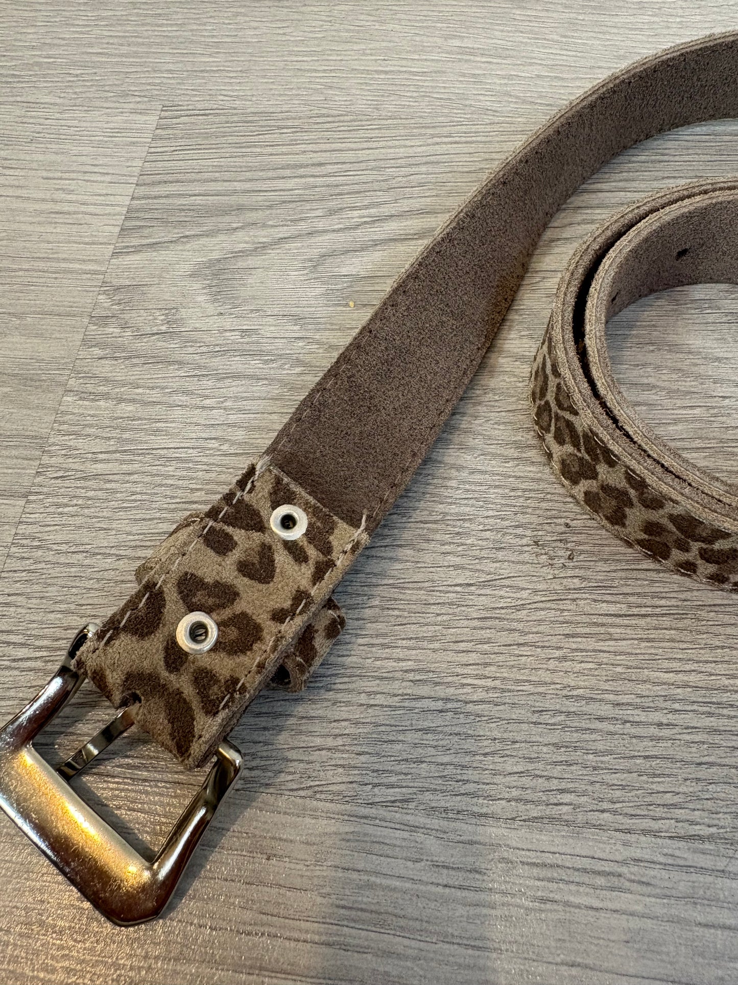 OTRAS. Cinturón animal print piel