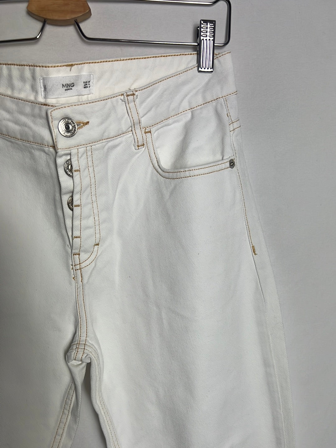 MANGO. Denim rectos blanco costuras. T 38