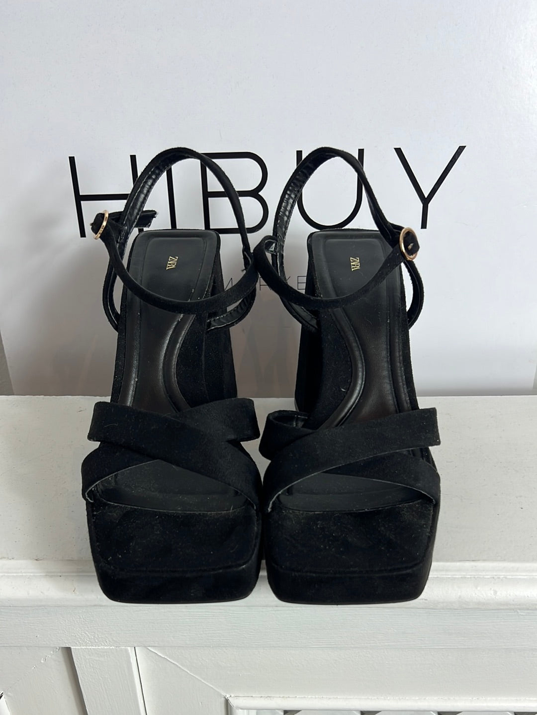 ZARA. Sandalia negra plataforma. T 39
