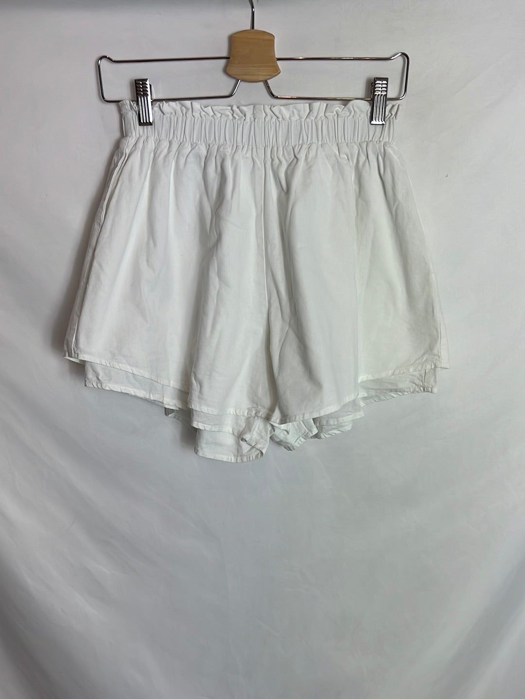 OTHERS. Double-layer white Bermuda shorts. TM
