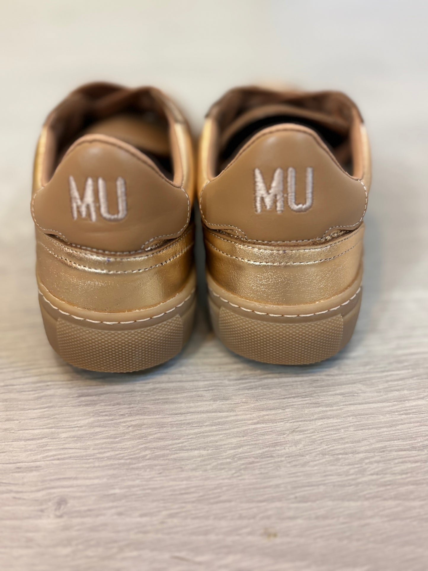 MU THE BRAND. Zapatillas Golden Edition. T 37