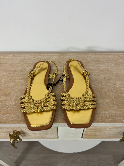 ZARA. Sandalia plana tiras doradas. T 36