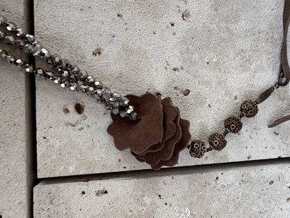 OTRAS. Cinturón piel y abalorios