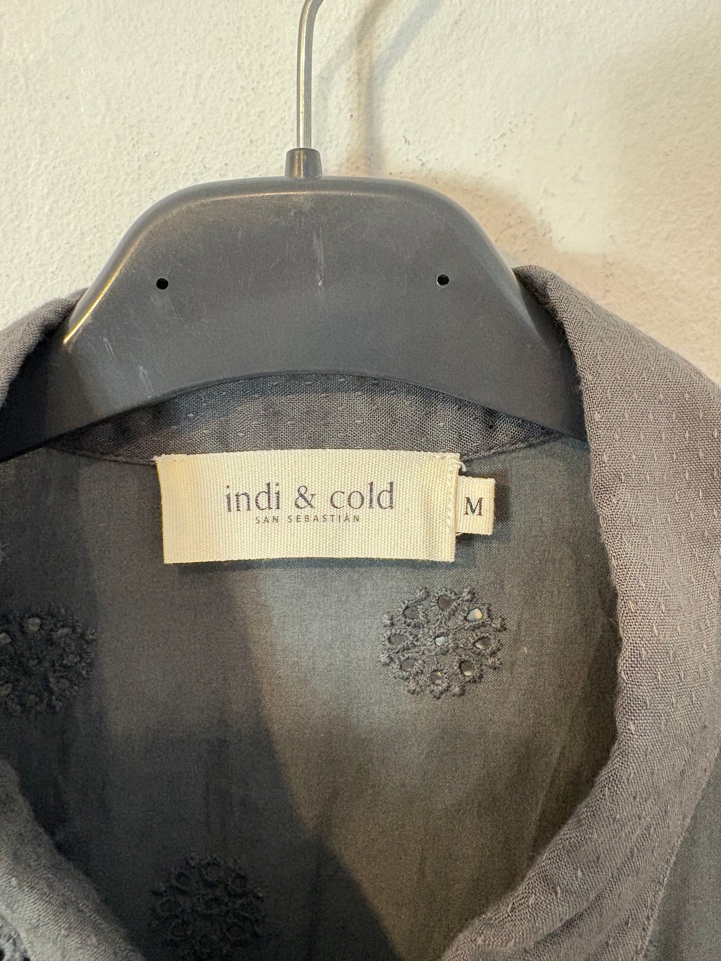 INDI & COLD. Blusa gris borados