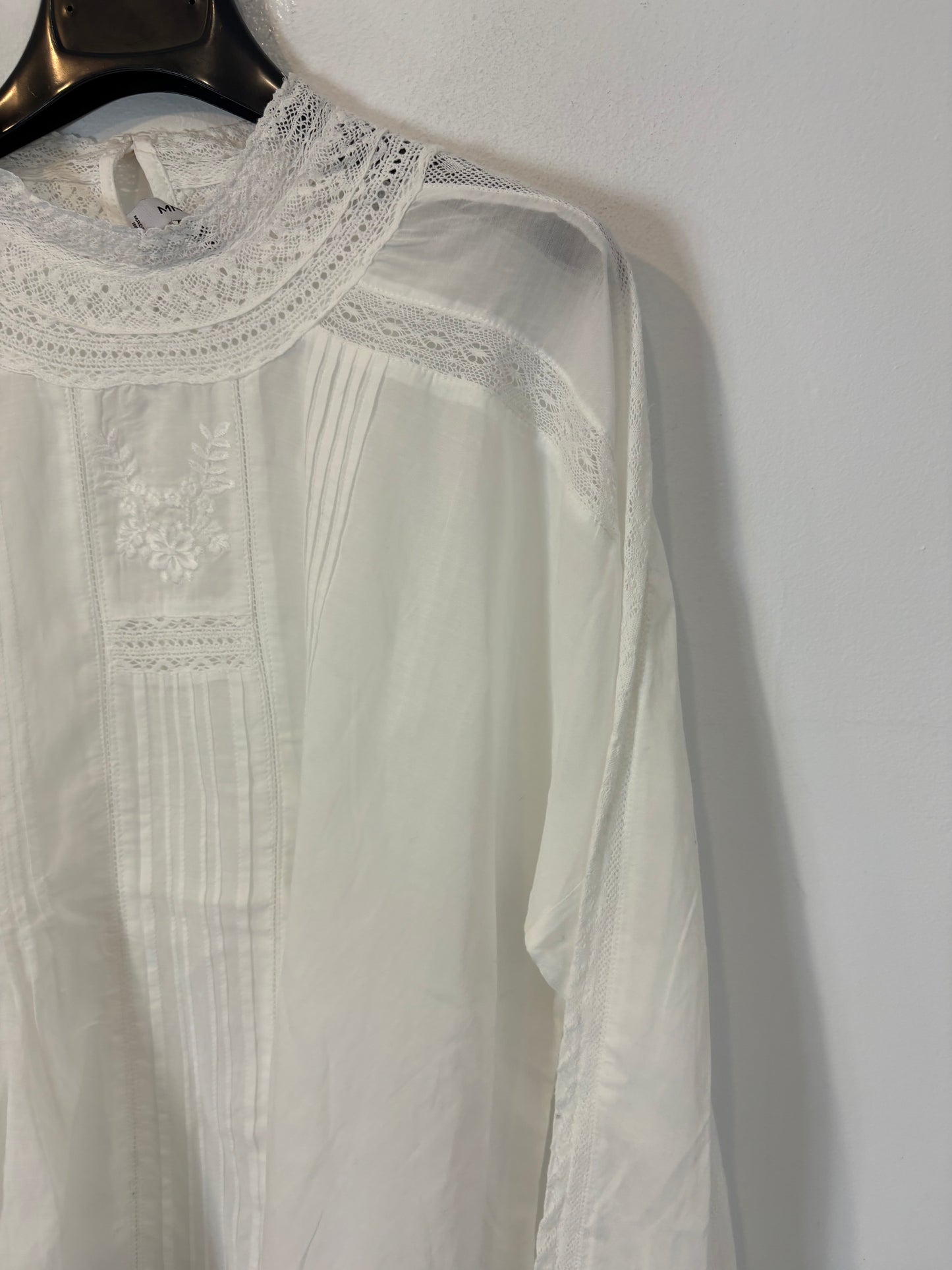 MANGO. Blusa blanca encaje. T M