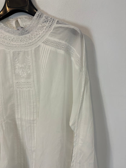 MANGO. Blusa blanca encaje. T M