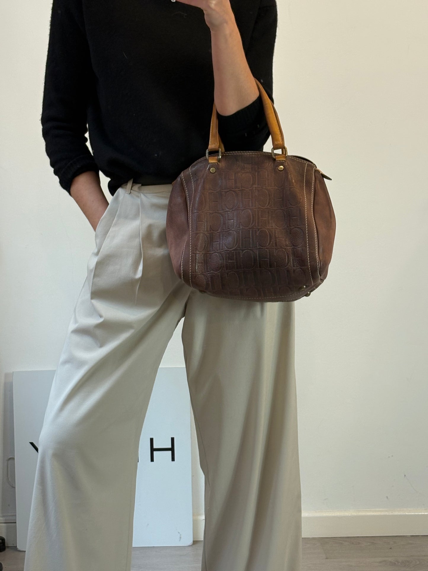 CAROLINA HERRERA. Bolso de mano marrón anagrama