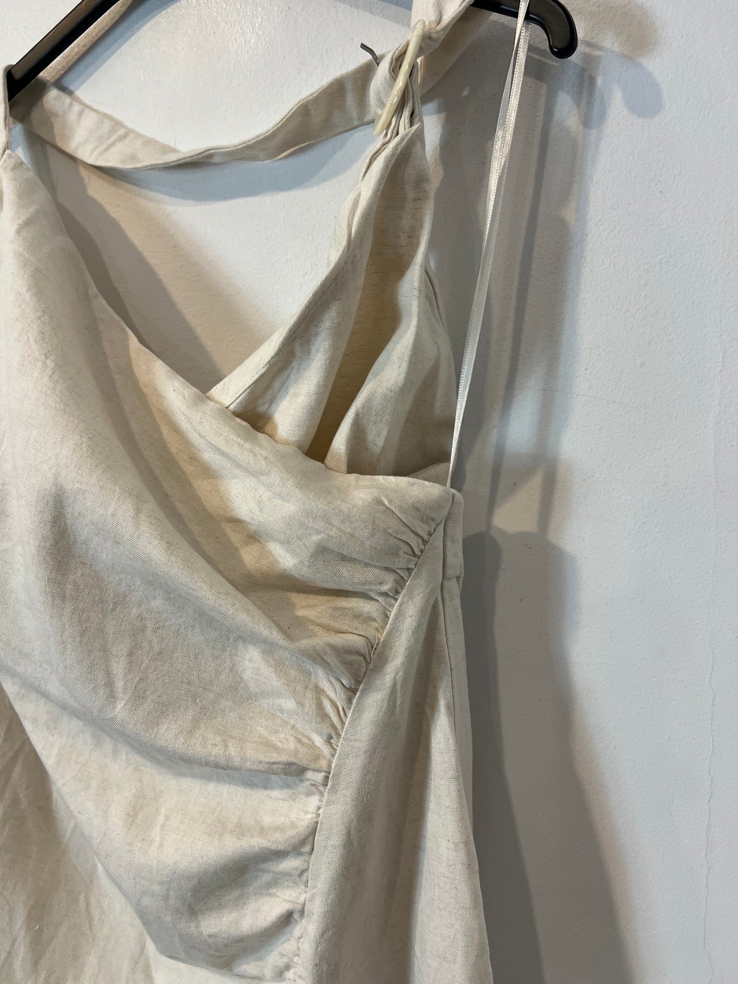 ZARA. Vestido largo color crudo abertura