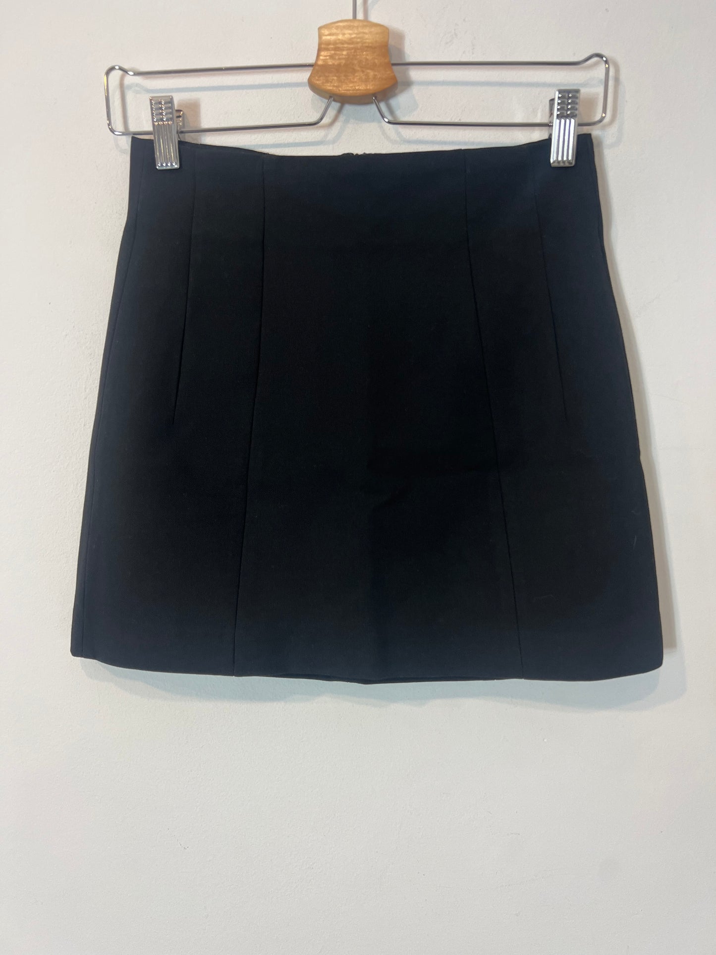ZARA. Falda negra pinzas. T XS