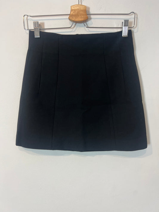 ZARA. Falda negra pinzas. T XS
