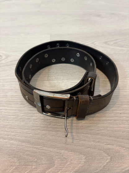 NÚ DENMARK. Cinturón marrón tachuelas