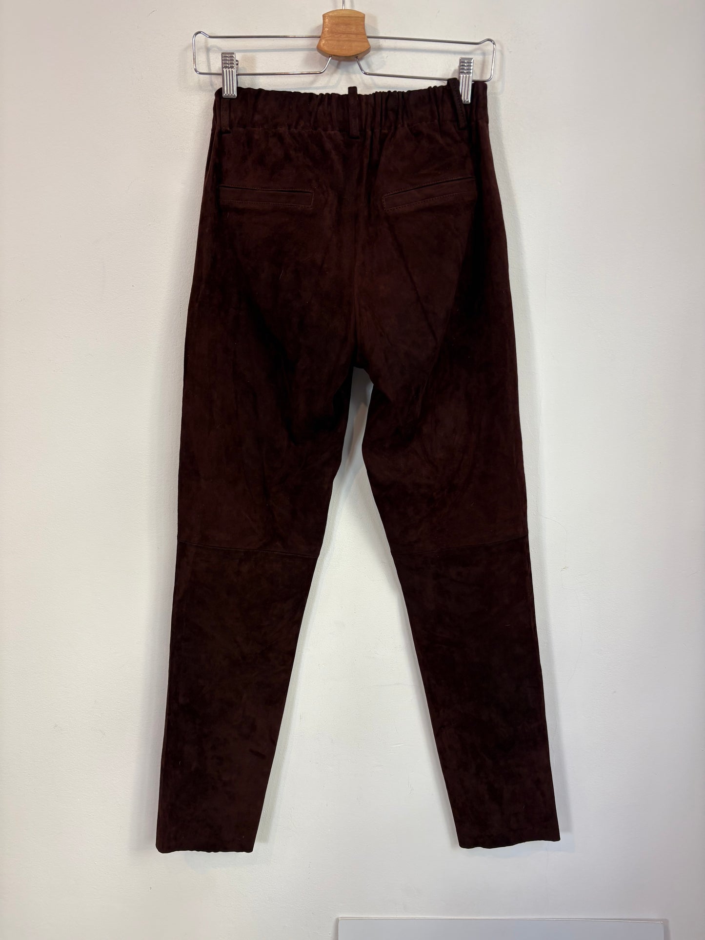 MON & PAU. Pantalón piel vuelta marrón chocolate