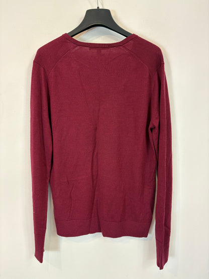 UNIQLO. Burgundy wool V-neck sweater. TS